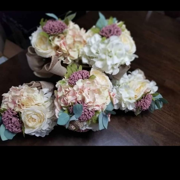 5 bridesmaids bouqets and 5 boutineers - Picture 1 of 1